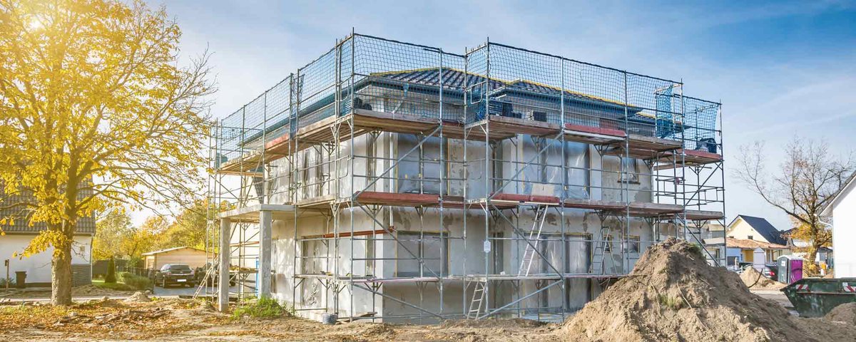 Eingerüstetes Gebäude während Bauarbeiten