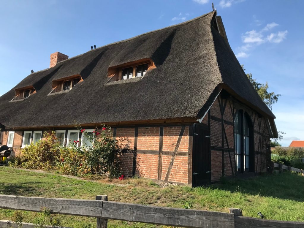 Reetgedecktes Fachwerkhaus in Norddeutschland