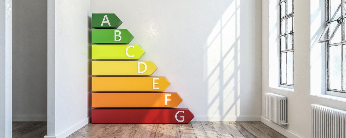 Energieeffizienzklassen in einem hellen Innenraum
